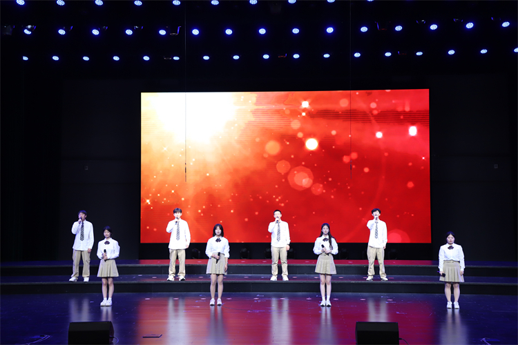 11.声乐社演唱《向光而行》.jpg