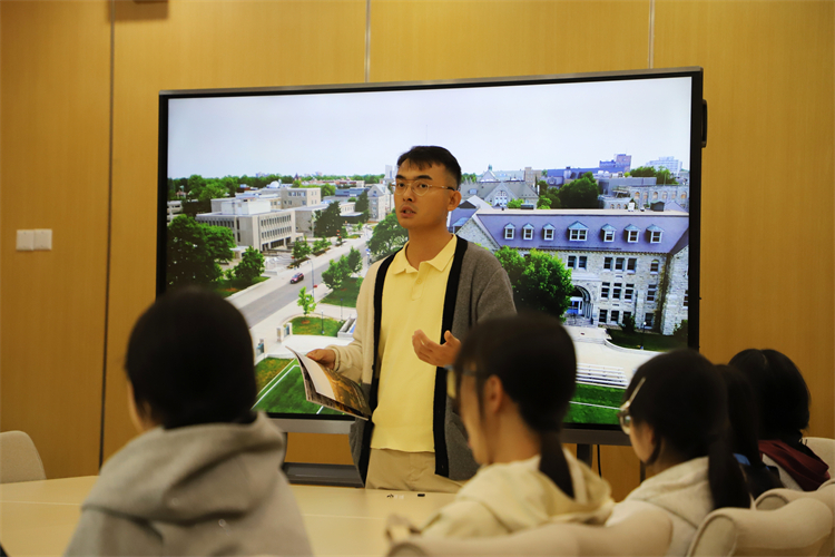 图片2：女王大学招生官Rei作宣讲.JPG