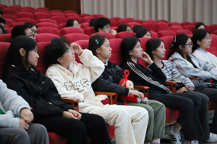 图片3.1：同学们认真聆听、积极提问.JPG