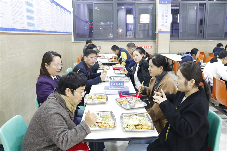 图8：家委会成员到学生餐厅陪餐.JPG