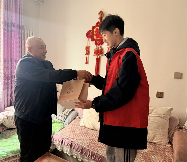 图3 为老人送去亲手制作的点心.jpg