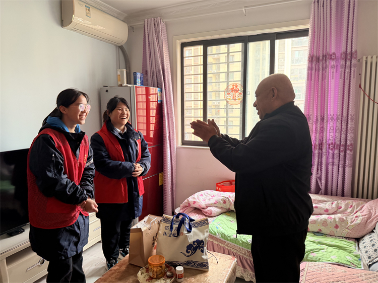 图5 为老人演唱歌曲.jpg