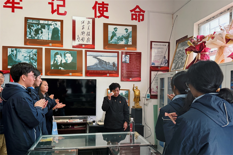 1761639476507001.jpg 图片8:张馆长动情讲述.jpg