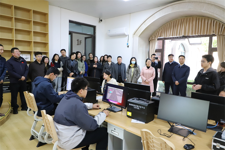 1763966753366125.jpg 参观中德智能制造实验室.jpg