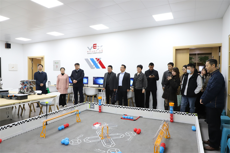 1763966763944473.jpg 参观VEX竞赛实验室.jpg