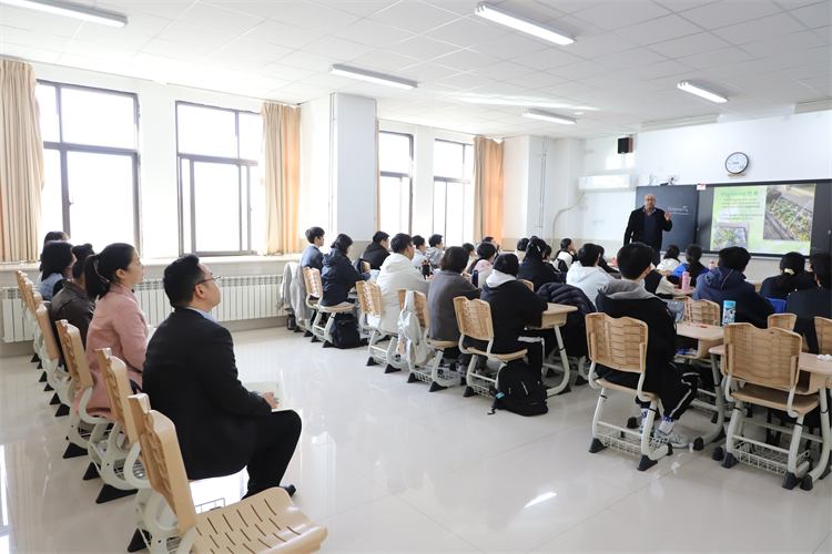 1763966815886393.jpg 观摩外教选修课《应用科学》.jpg