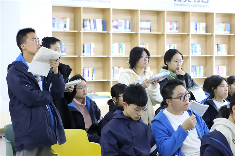 1763966956213618.jpg 图2 学生认真参与数学培优课.jpg