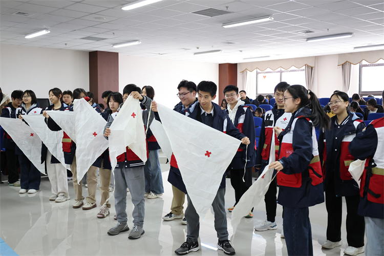 1774484213998064.jpg 图片15:学习包扎伤口.jpg