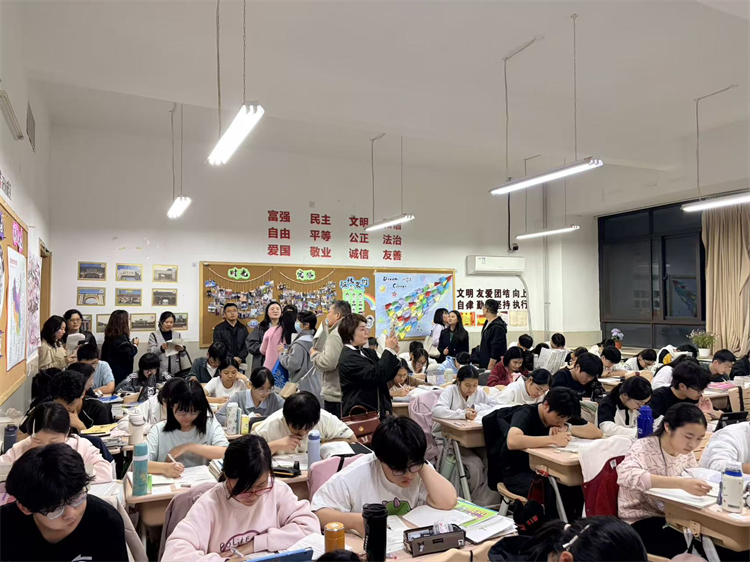 1775522930305913.jpg 图片2:家长及教师参观班级文化建设.jpg