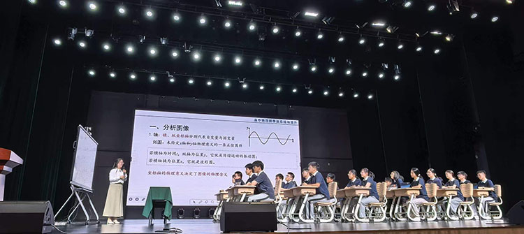 1778463586604736.jpg 图二:李晓晴老师示范课.jpg
