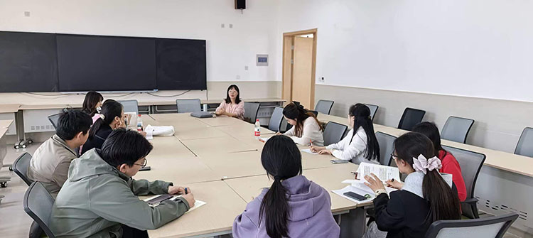 1778463643218341.jpg 图五:教研员常识与郑州中学物理团队交流.jpg