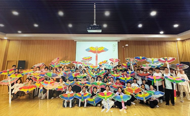 1778467721198324.jpg 图4.学生展示制作的风筝.jpg