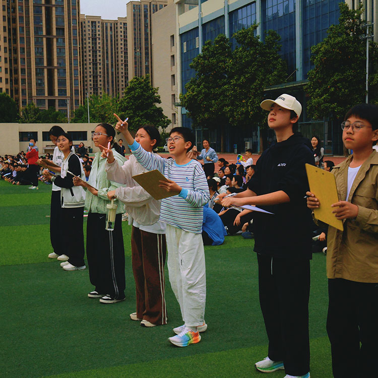 1778467805409296.jpg 图6.学生评委团认真评选.jpg