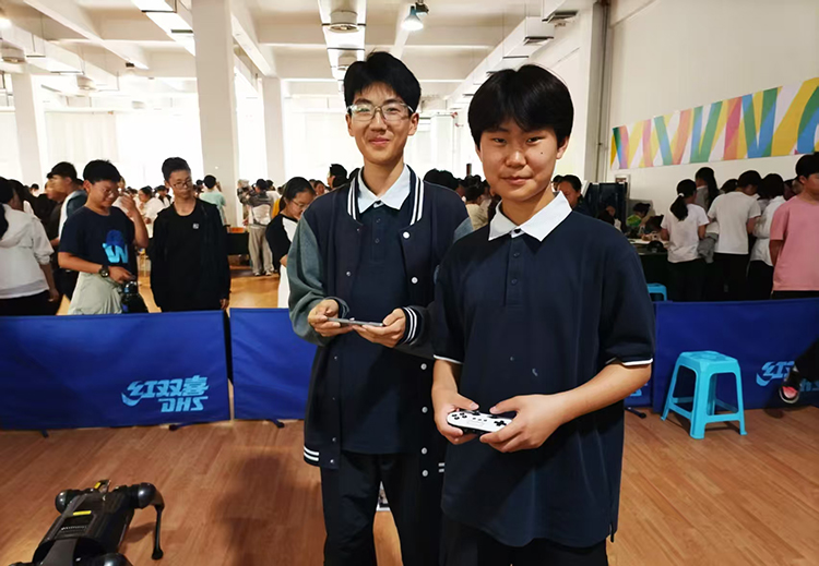 1778468636961354.jpg 图1:八年级学生石拯涵、罗邦仁在操纵机器人.jpg
