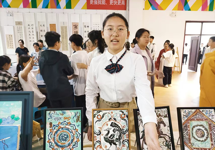 1778468856923013.jpg 图7:岩彩展区.jpg
