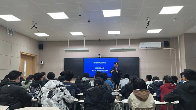 1778469388348116.jpg 图7 河师大陈教授为生物竞赛班的学生们授课.jpg