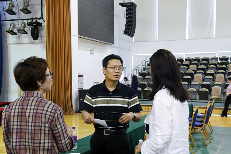 1779066699788386.jpg 图7:老师与家长会后交流.jpg