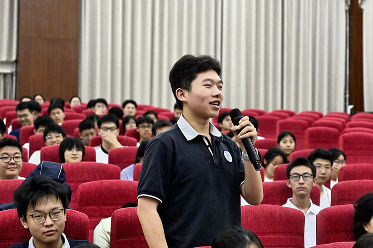 1779243548549384.jpg 图四:入团积极分子积极提问.jpg