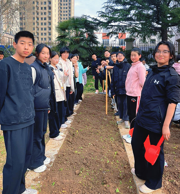 1780281410488163.jpg 图7:用双手种下春天的希望.jpg
