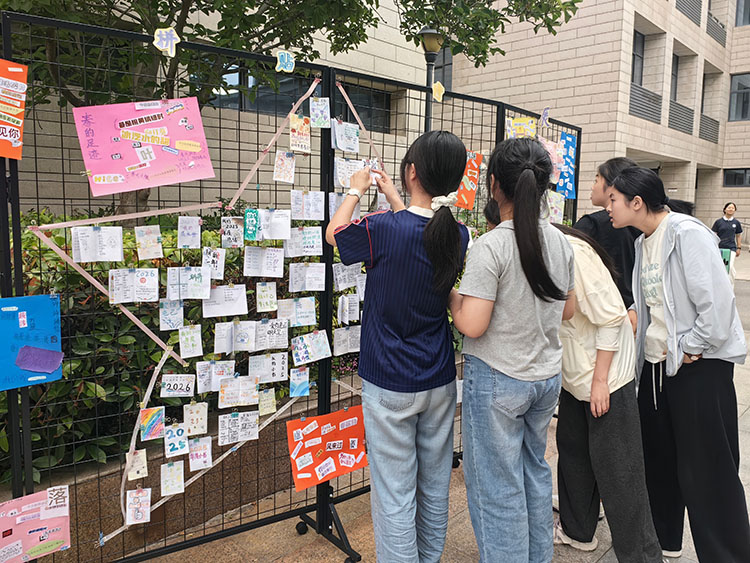 1780369901440511.jpg 图5:学生饶有兴致地观看心理作品展.jpg