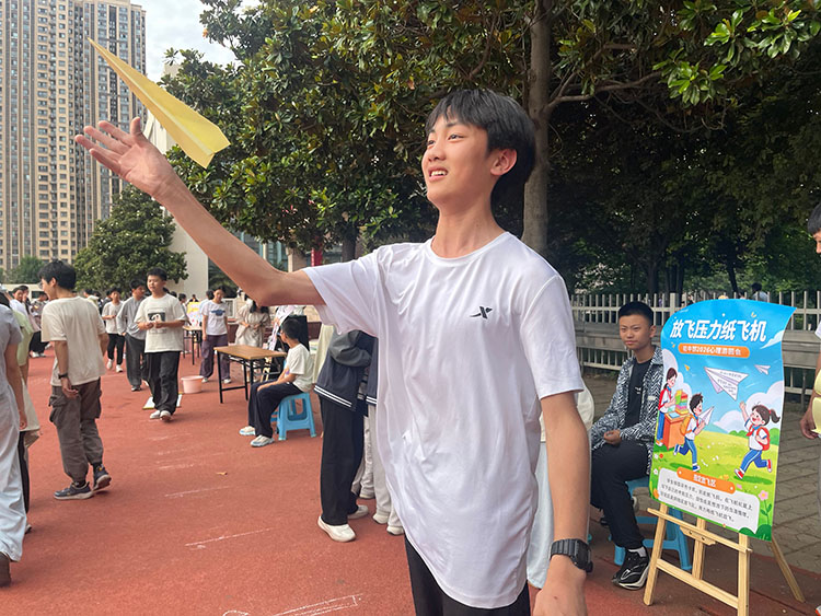 1780369996395156.jpg 图9:放飞“压力纸飞机”.jpg