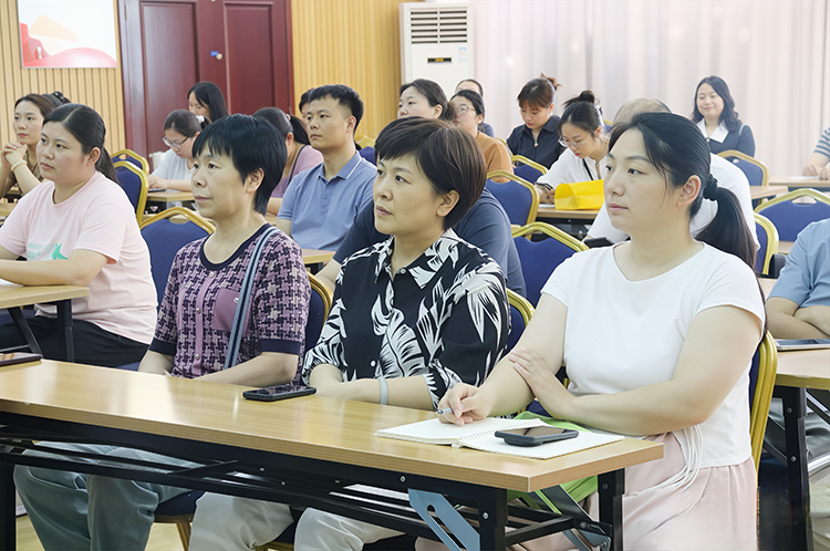 1781575374574701.png 图4:家长们认真聆听.png