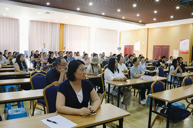 1781575385438562.png 图3:家长们认真聆听.png