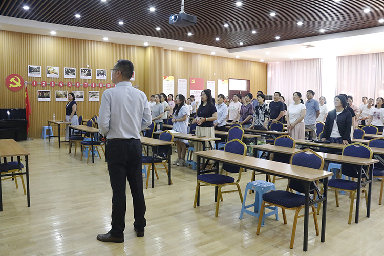1781575422118410.jpg 图6:家长们齐声念信念词.JPG