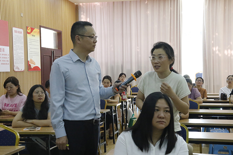 1781575437336219.jpg 图7:家长们现场向董英威老师提问.JPG