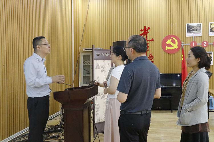 1781575451561880.jpg 图8:家长们跟董英威老师交流.JPG