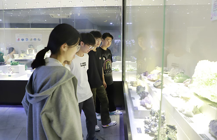 1781575603150309.jpg 图四:探秘形态别致、色泽美丽的矿物结晶.jpg