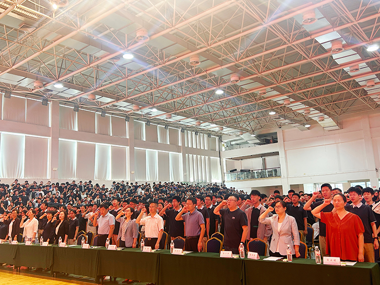 图4：重温郑州中学誓词.jpg