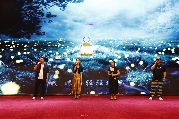 图6：家长代表带来歌曲《离别开出花》.JPG
