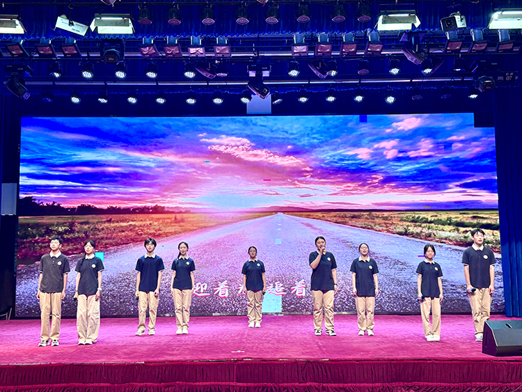 图8：七、八年级学生代表登台唱响《向光而行》.jpg