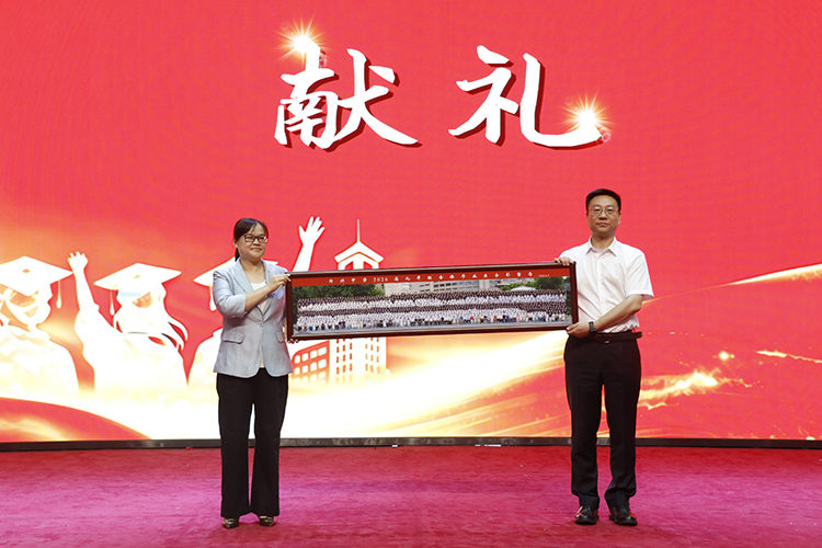 图11：年级主任赵春艳为学校献上全家福.JPG