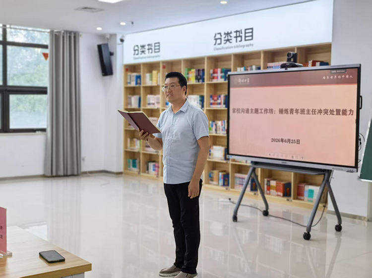 图片1：闫亚伟主任讲解活动规则.jpg