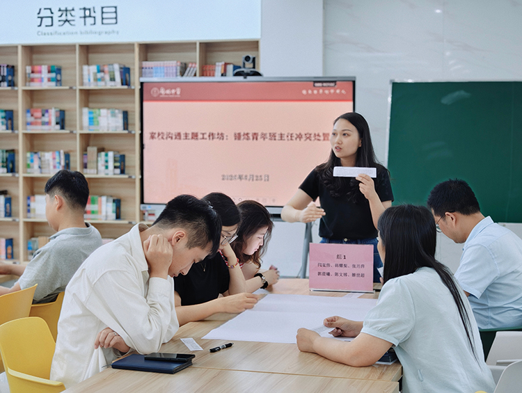 图片14：王静校长总结发言.jpg