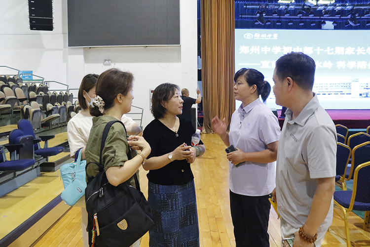 1783327421907185.jpg 图5:郭老师为家长答疑解惑.JPG