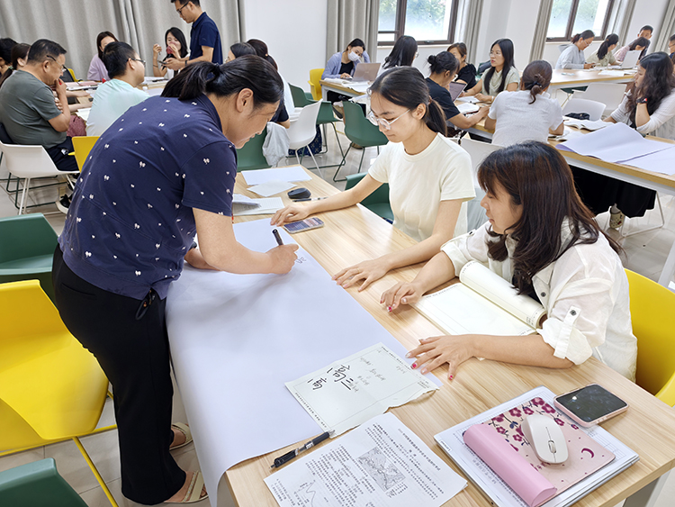 1783393154147114.jpg 图片2:各学科组老师热烈讨论并绘制思维导图.jpg