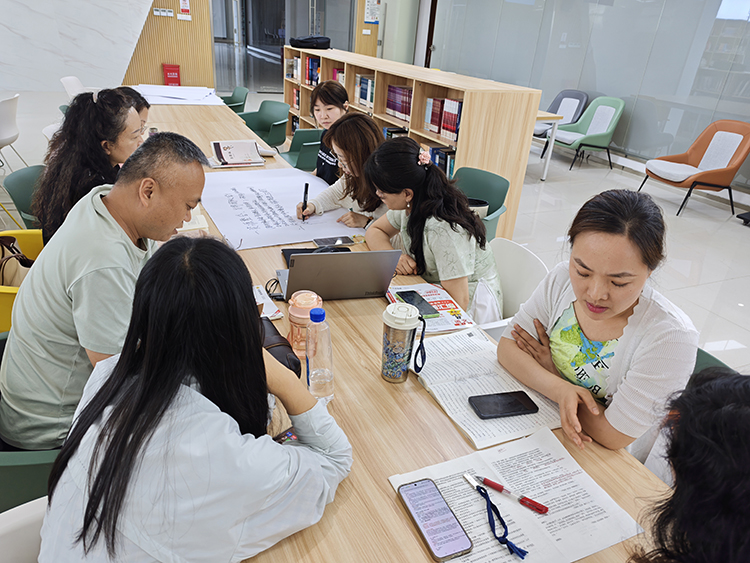 1783393187187768.jpg 图片3:各学科组老师热烈讨论并绘制思维导图.jpg