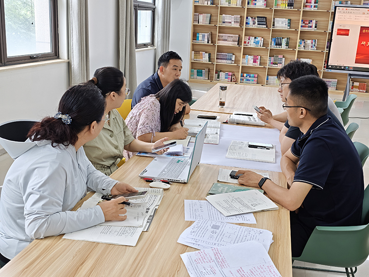 1783393202878204.jpg 图片4:各学科组老师热烈讨论并绘制思维导图.jpg