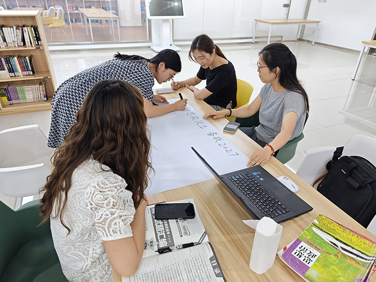 1783393259197286.jpg 图片5:各学科组老师热烈讨论并绘制思维导图.jpg