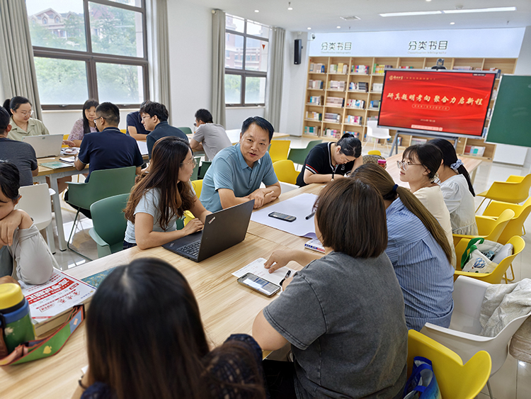 1783393270147026.jpg 图片6:各学科组老师热烈讨论并绘制思维导图.jpg