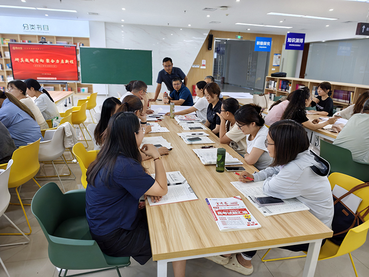 1783393279937317.jpg 图片7:各学科组老师热烈讨论并绘制思维导图.jpg
