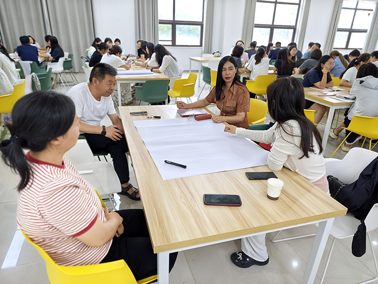 1783393293219503.jpg 图片8:各学科组老师热烈讨论并绘制思维导图.jpg