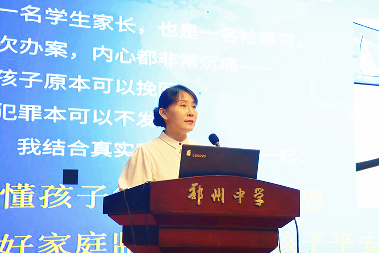 图3：八年级家庭教育讲师团成员郑婷婷作主题分享.jpg