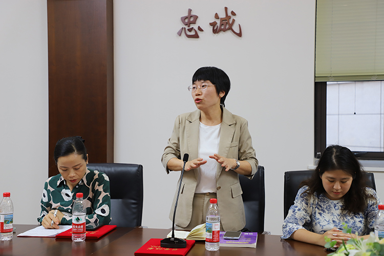 图片6+新任家委会主任张俊玲表态发言.JPG