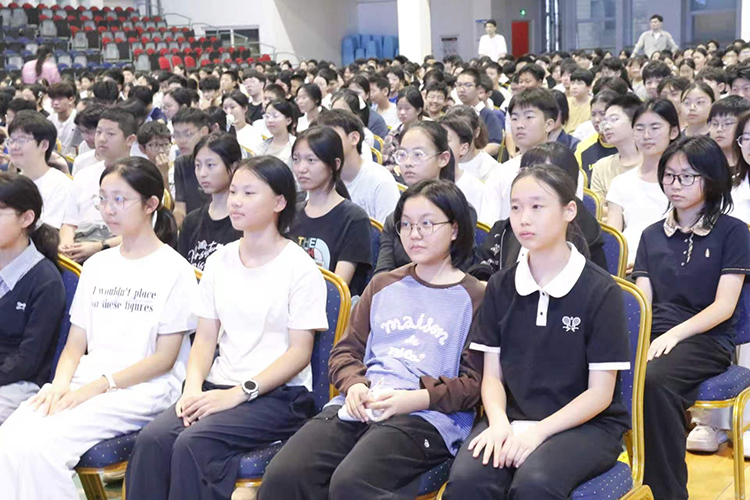 1790752042869130.jpg 图4:学生认真聆听.jpg