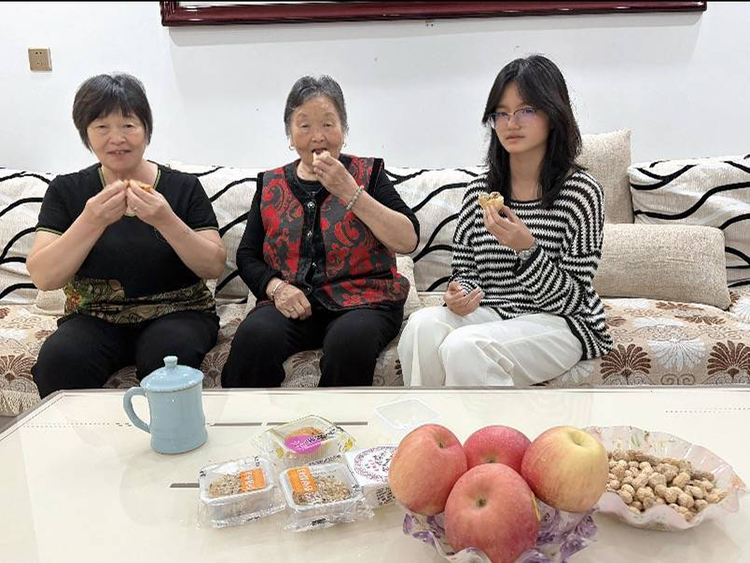 1790752705163197.jpg 图9:陪伴家人.jpg