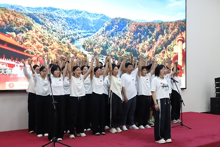 1791427394967618.jpg 图片3:高二3班《我的中国心》.JPG